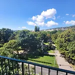 Lejlighed Sunny Panorama Flat Near Castle With Balcony