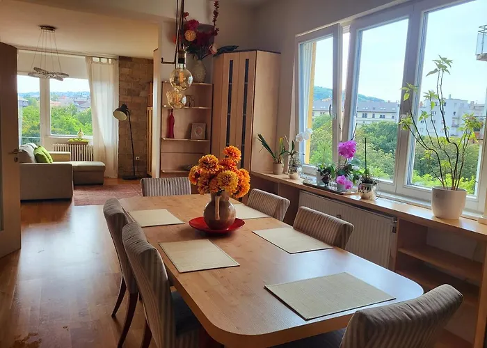 公寓 Sunny Panorama Flat Near Castle With Balcony