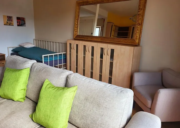 Sunny Panorama Flat Near Castle With Balcony شقة
