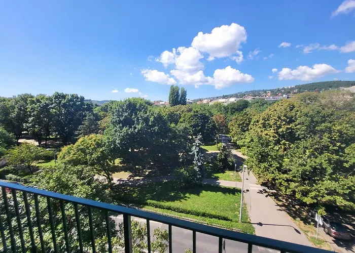 شقة Sunny Panorama Flat Near Castle With Balcony